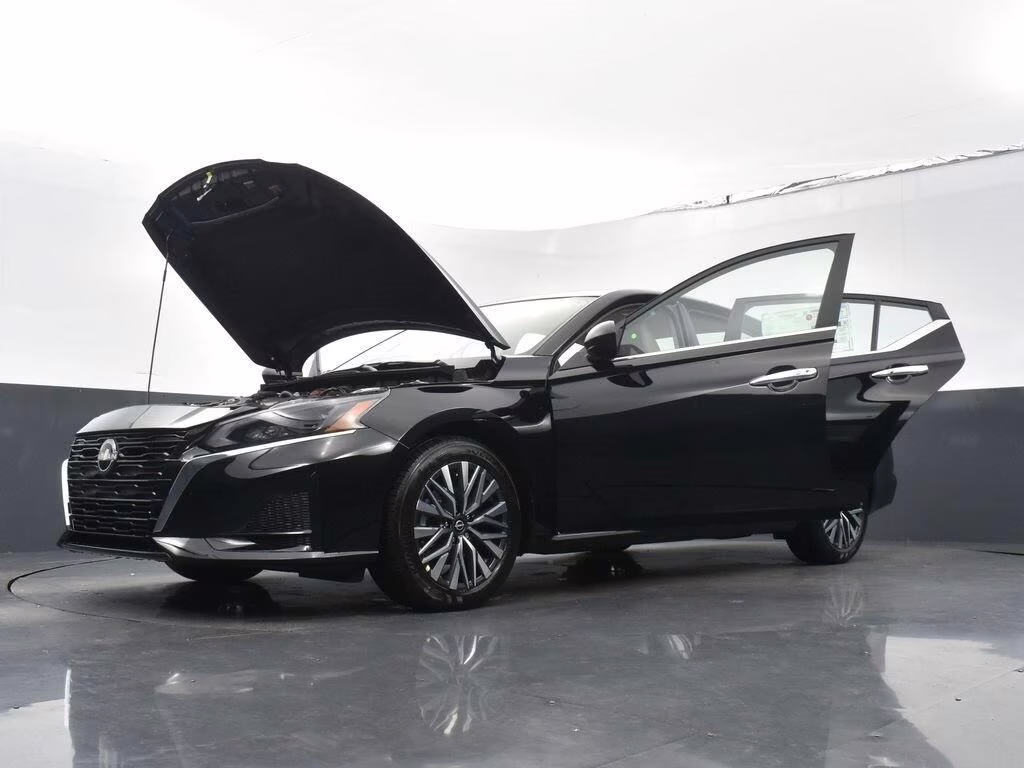2025 Super Black Clearcoat Nissan Altima 2.5 SV FWD Sedan