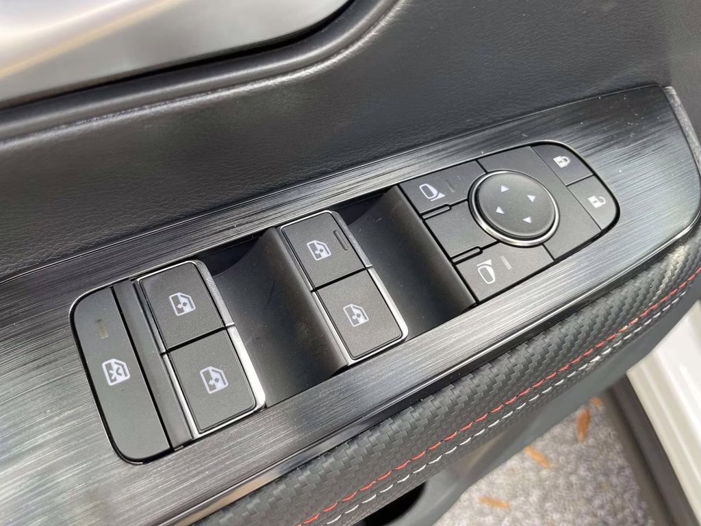 2026 Aspen White/Super Black Nissan Kicks SR FWD SUV