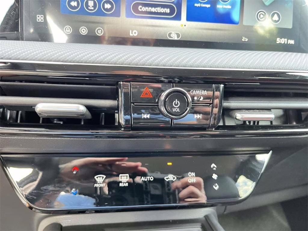 2026 Aspen White Tricoat Nissan Kicks SR FWD SUV