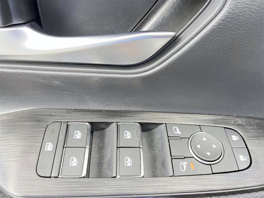 2025 Aspen White Tricoat Nissan Kicks SR AWD SUV