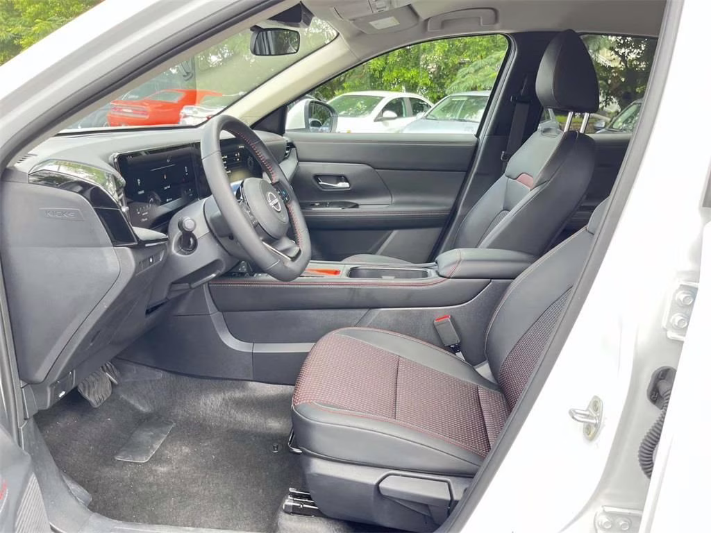 2025 Aspen White Tricoat Nissan Kicks SR AWD SUV