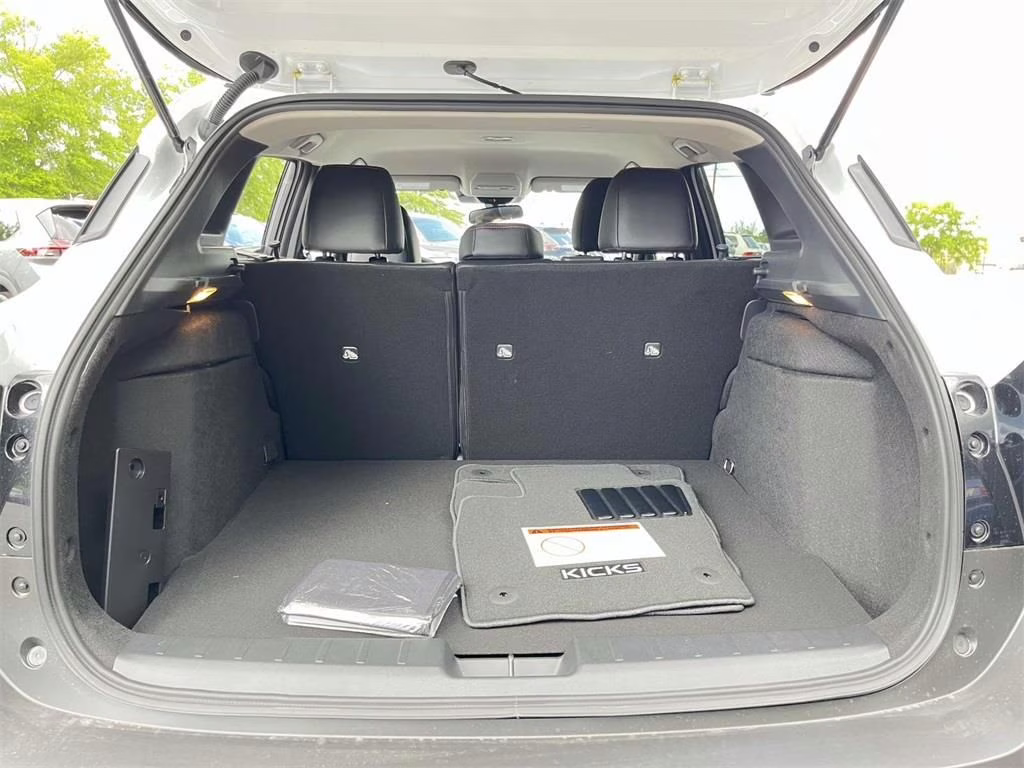 2025 Aspen White Tricoat Nissan Kicks SR AWD SUV