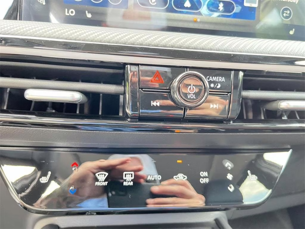 2025 Aspen White Tricoat Nissan Kicks SR FWD SUV