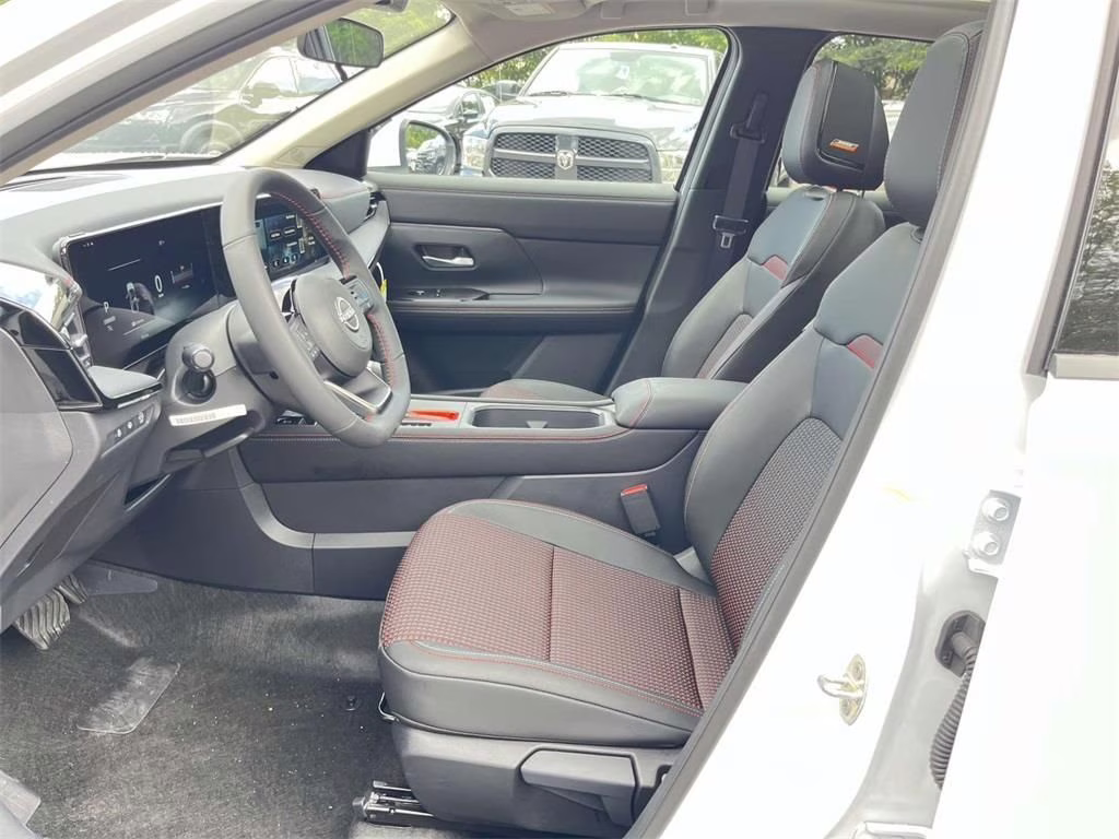 2025 Aspen White Tricoat Nissan Kicks SR FWD SUV