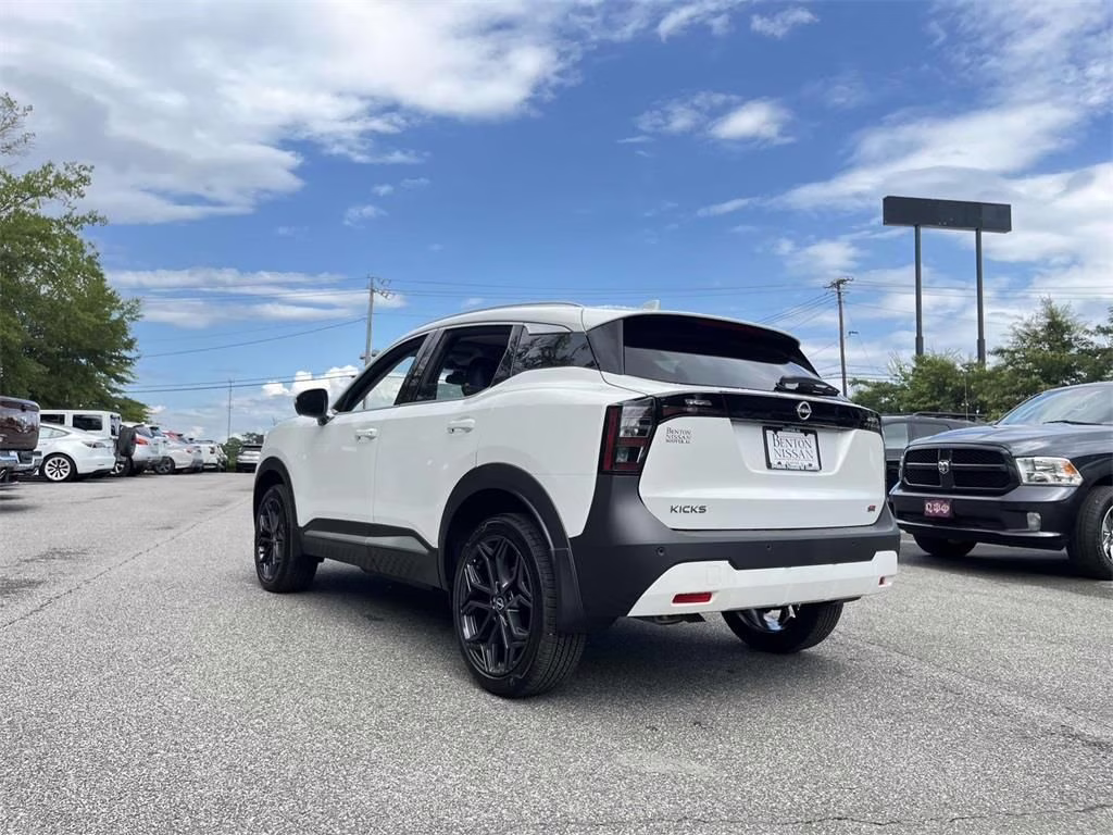 2025 Aspen White Tricoat Nissan Kicks SR FWD SUV