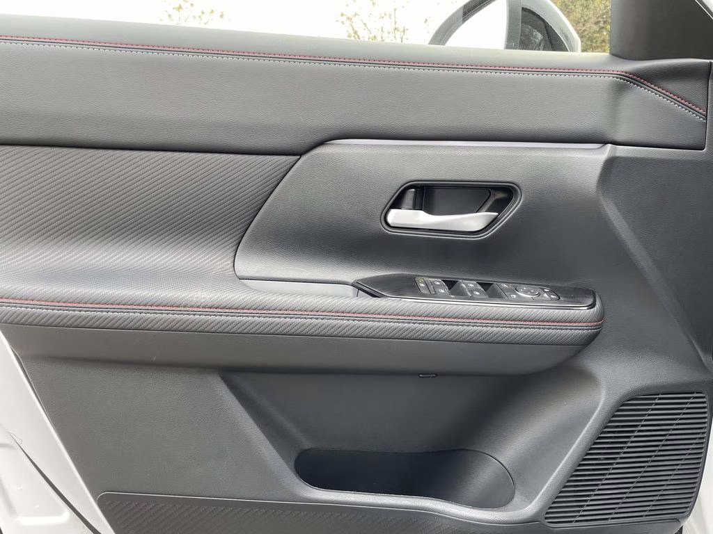 2026 Aspen White Tricoat Nissan Kicks SR FWD SUV