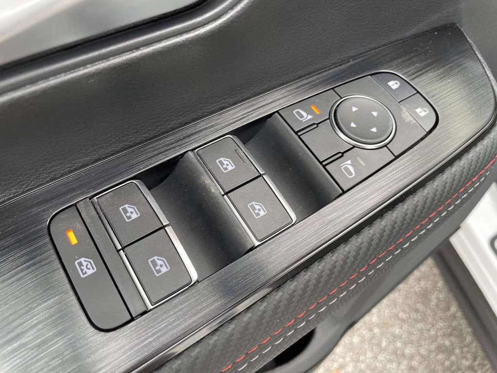 2026 Aspen White Tricoat Nissan Kicks SR FWD SUV