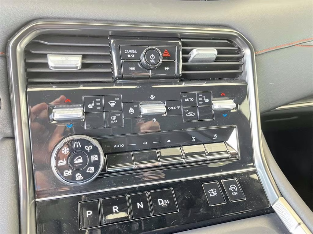 2025 Alpine Metallic/Super Black Nissan Armada PRO-4X 4X4 SUV