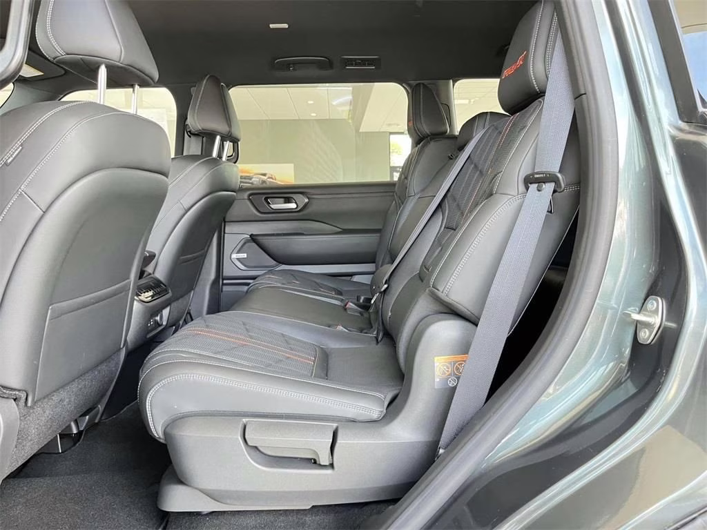 2025 Alpine Metallic/Super Black Nissan Armada PRO-4X 4X4 SUV