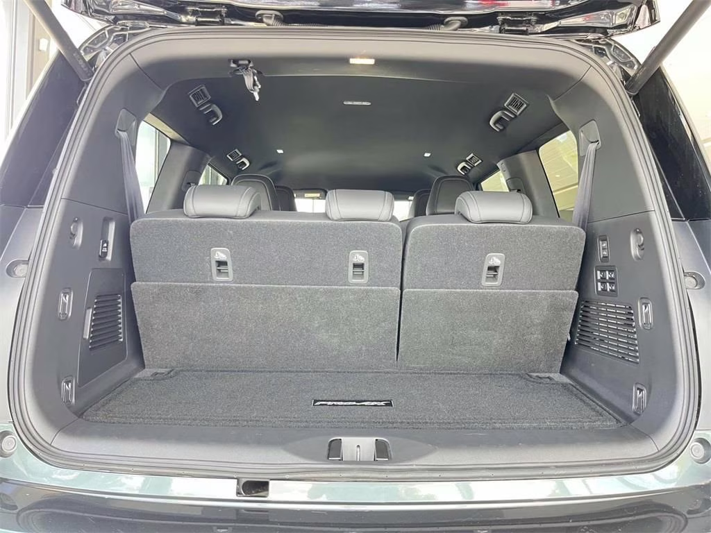 2025 Alpine Metallic/Super Black Nissan Armada PRO-4X 4X4 SUV