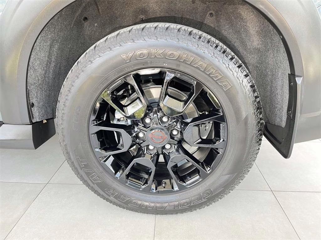 2025 Alpine Metallic/Super Black Nissan Armada PRO-4X 4X4 SUV