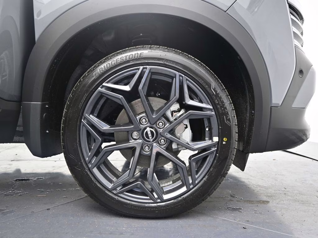 2026 Gun Metallic/Super Black Nissan Kicks SR FWD SUV