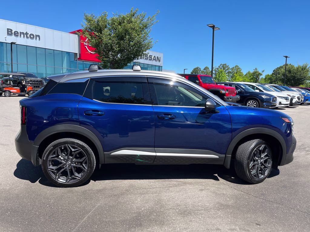 2025 Deep Blue Pearl/Gun Metallic Nissan Kicks SR FWD SUV