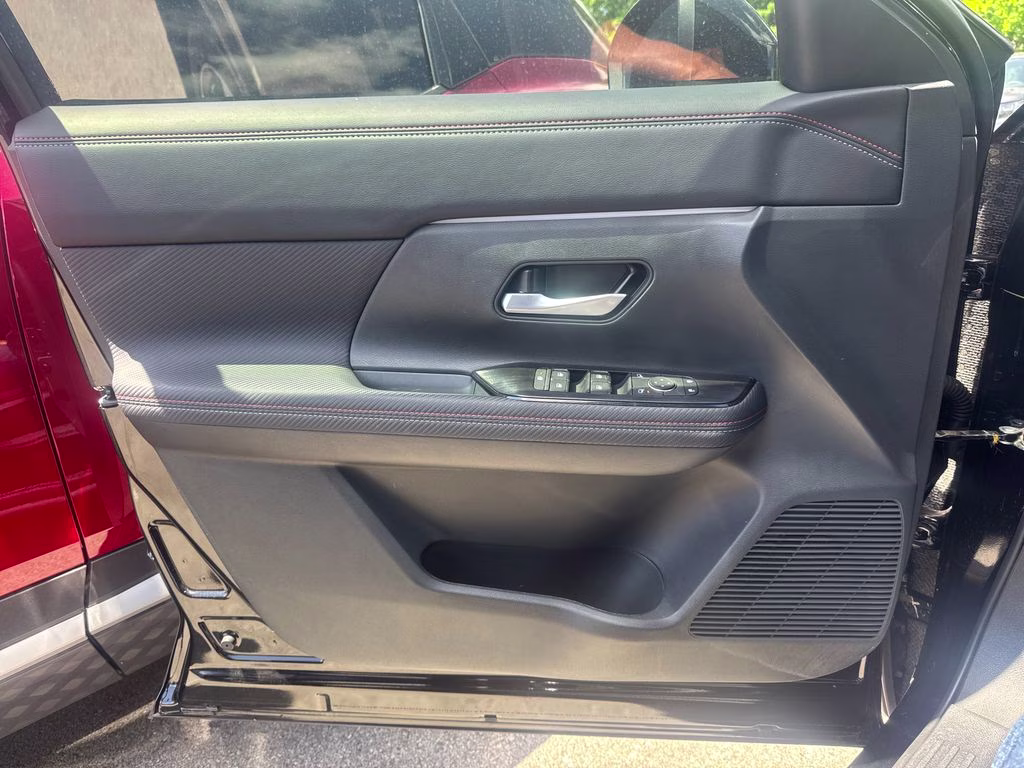 2025 Super Black Nissan Kicks SR FWD SUV