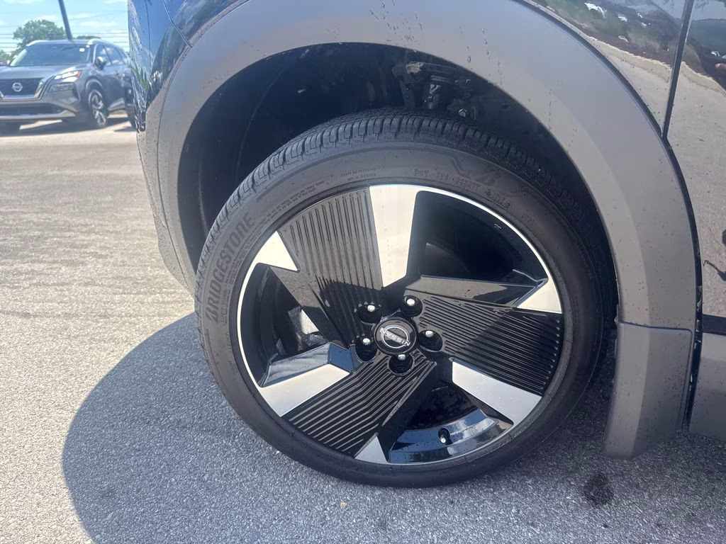2025 Super Black Nissan Kicks SR FWD SUV