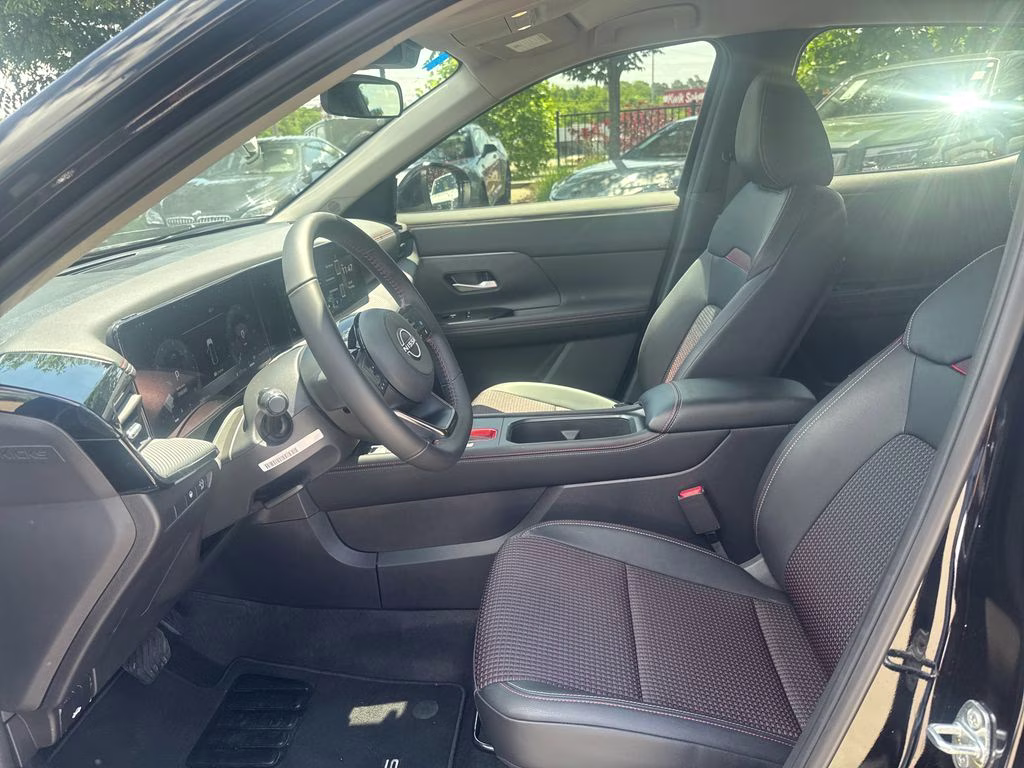 2025 Super Black Nissan Kicks SR FWD SUV