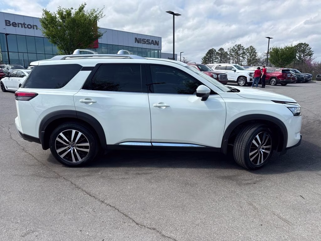 2024 Pearl White Tricoat Nissan Pathfinder Platinum FWD SUV