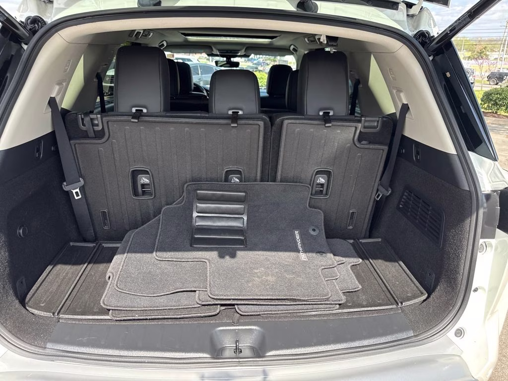 2024 Pearl White Tricoat Nissan Pathfinder Platinum FWD SUV