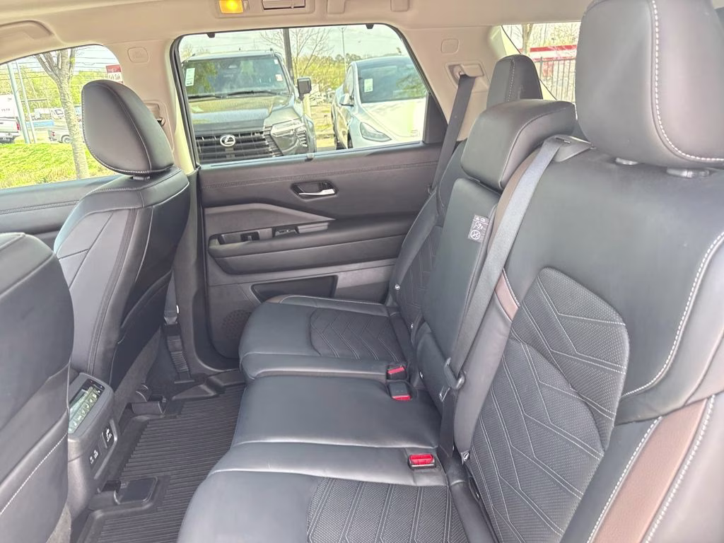 2024 Pearl White Tricoat Nissan Pathfinder Platinum FWD SUV