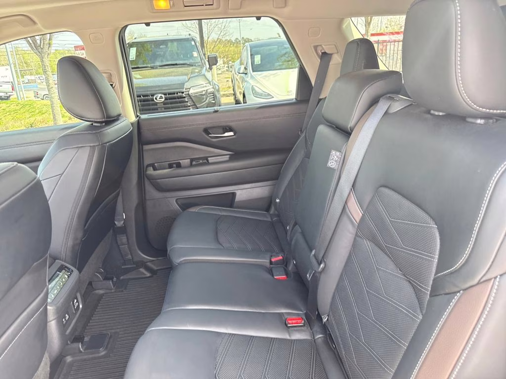 2024 Pearl White Tricoat Nissan Pathfinder Platinum FWD SUV