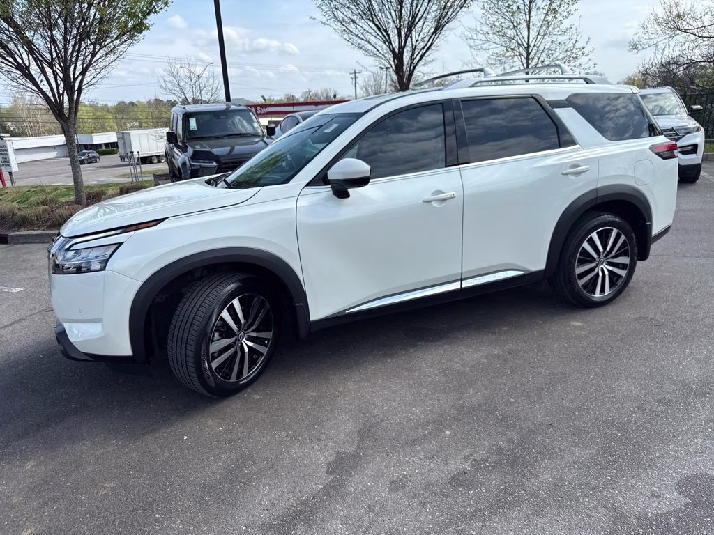 2024 Pearl White Tricoat Nissan Pathfinder Platinum FWD SUV