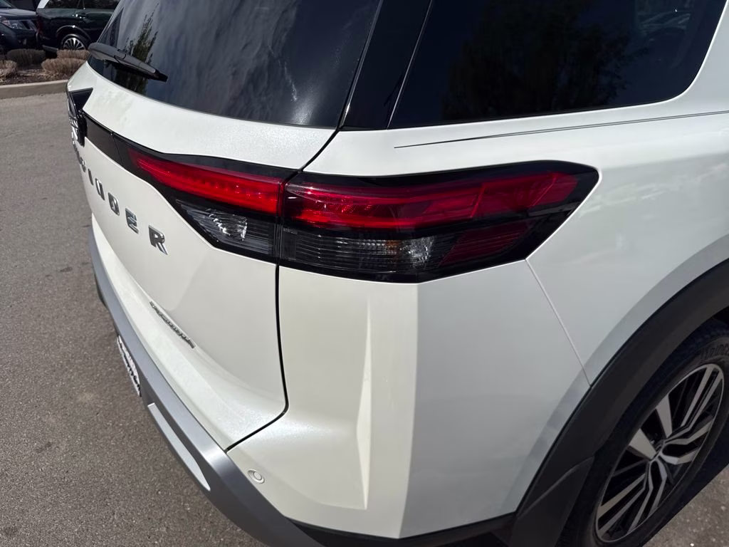 2024 Pearl White Tricoat Nissan Pathfinder Platinum FWD SUV