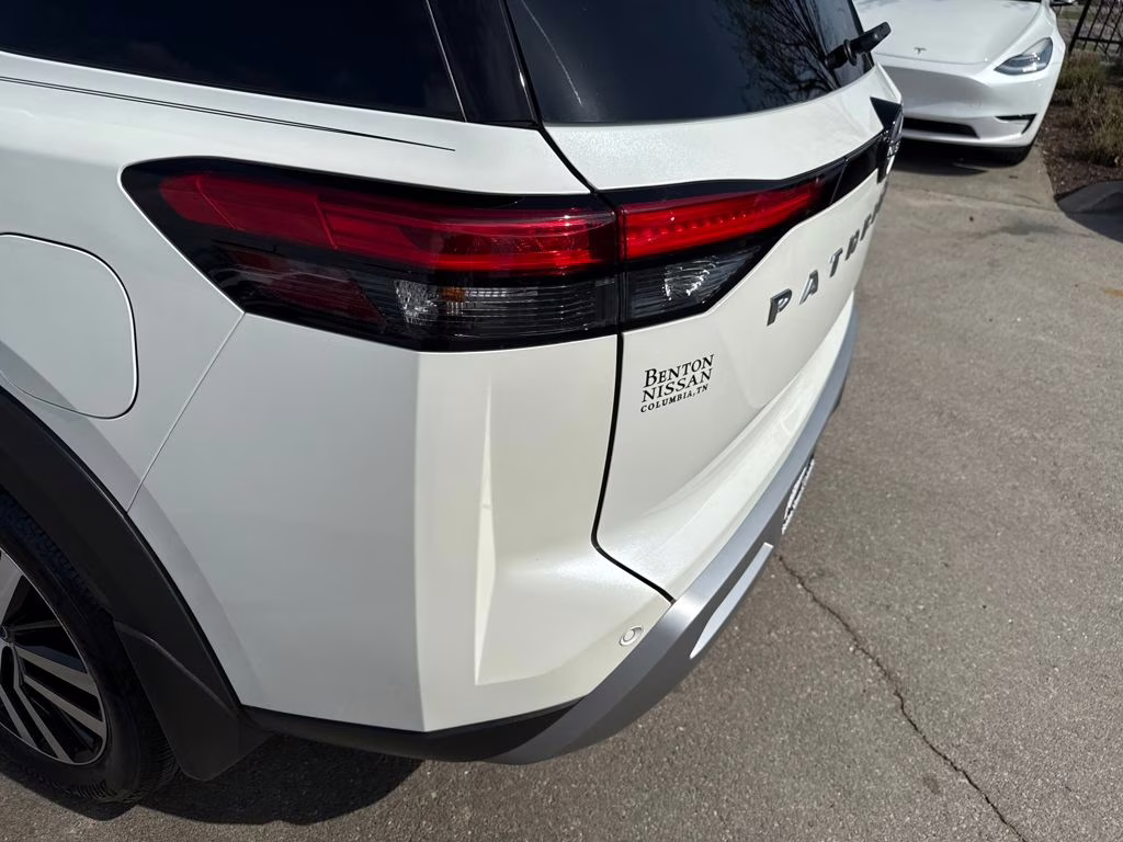 2024 Pearl White Tricoat Nissan Pathfinder Platinum FWD SUV