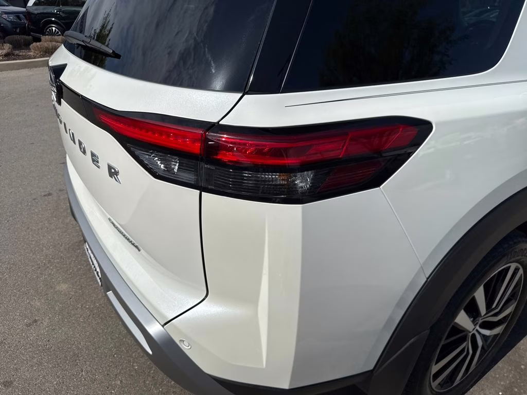 2024 Pearl White Tricoat Nissan Pathfinder Platinum FWD SUV