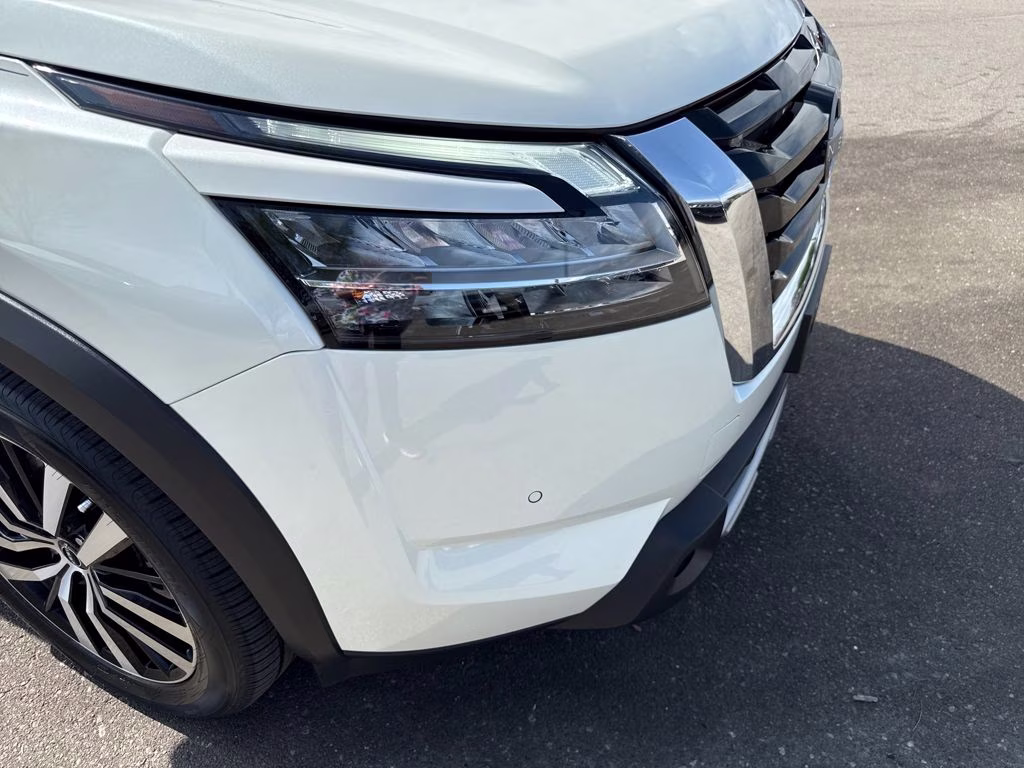 2024 Pearl White Tricoat Nissan Pathfinder Platinum FWD SUV