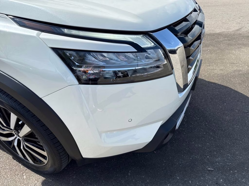 2024 Pearl White Tricoat Nissan Pathfinder Platinum FWD SUV