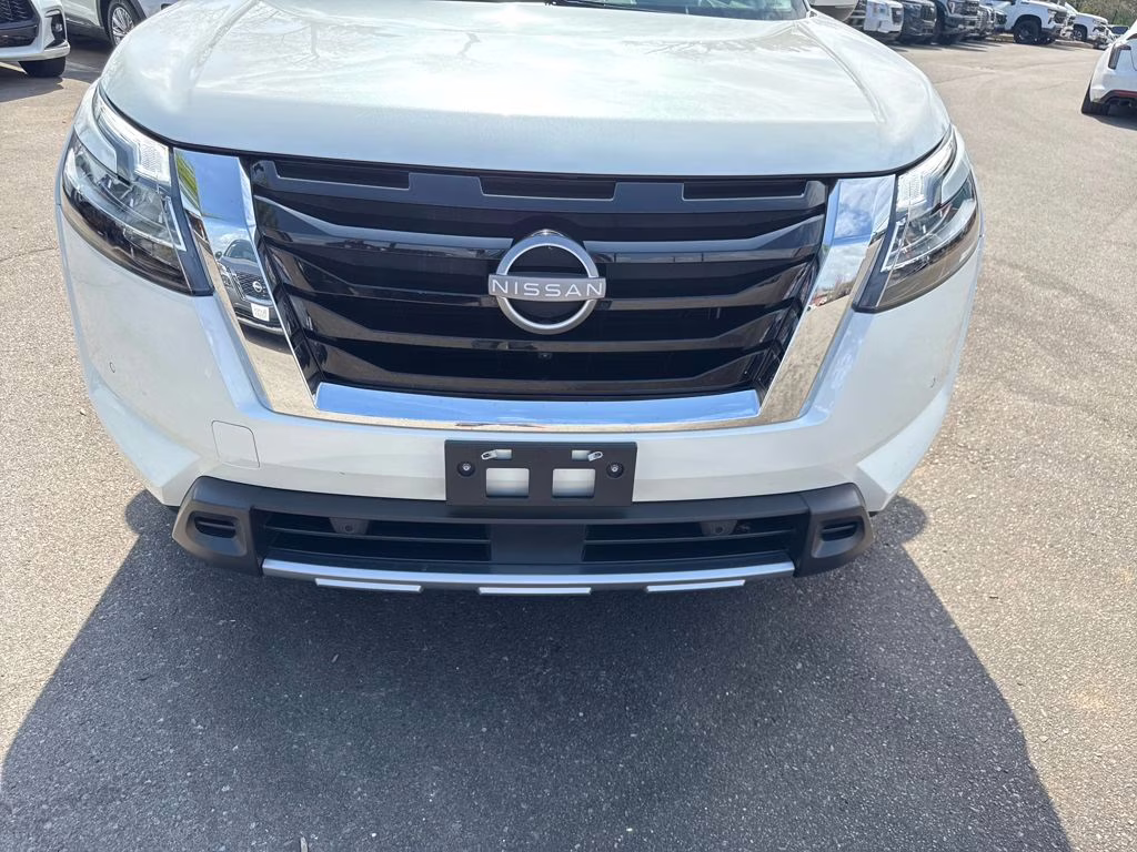 2024 Pearl White Tricoat Nissan Pathfinder Platinum FWD SUV