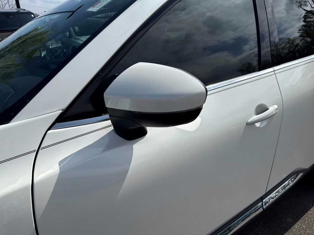 2024 Pearl White Tricoat Nissan Pathfinder Platinum FWD SUV