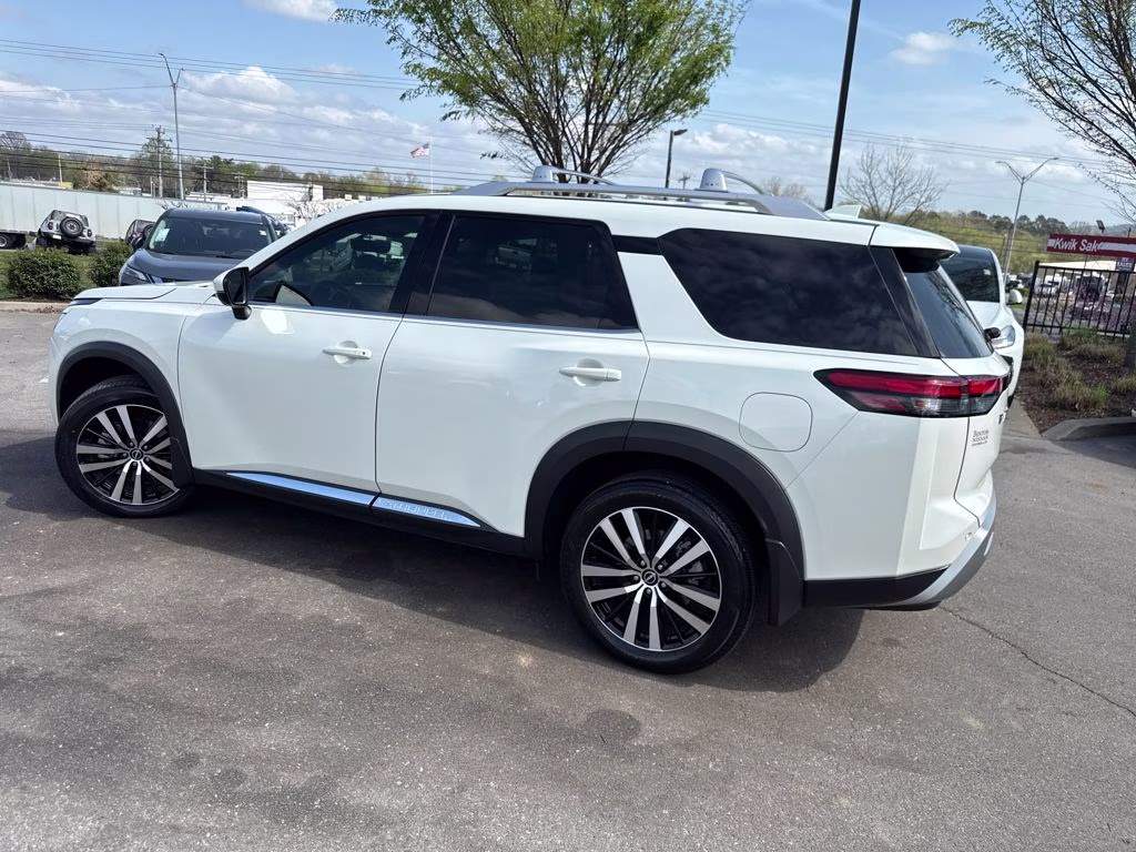 2024 Pearl White Tricoat Nissan Pathfinder Platinum FWD SUV