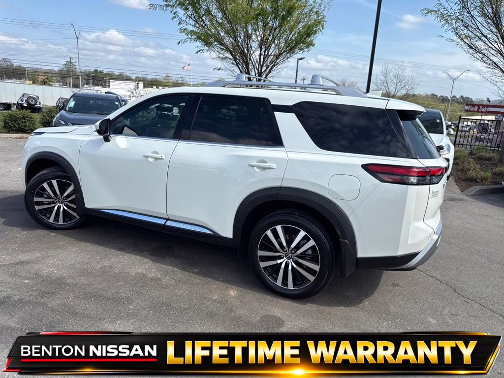 2024 Pearl White Tricoat Nissan Pathfinder Platinum FWD SUV