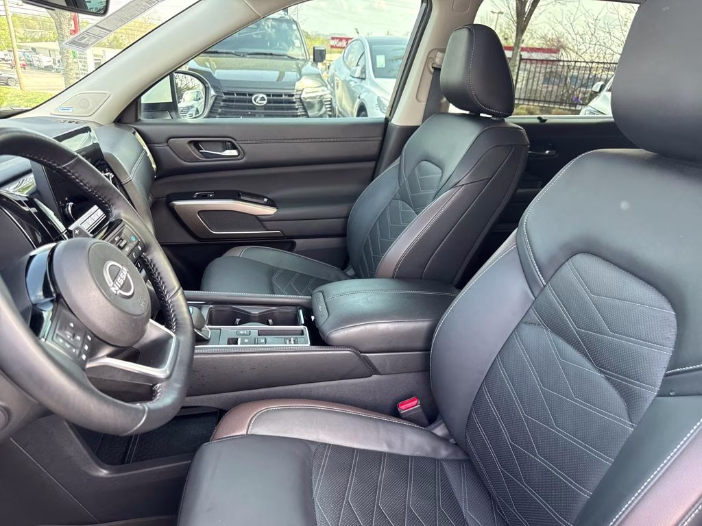 2024 Pearl White Tricoat Nissan Pathfinder Platinum FWD SUV