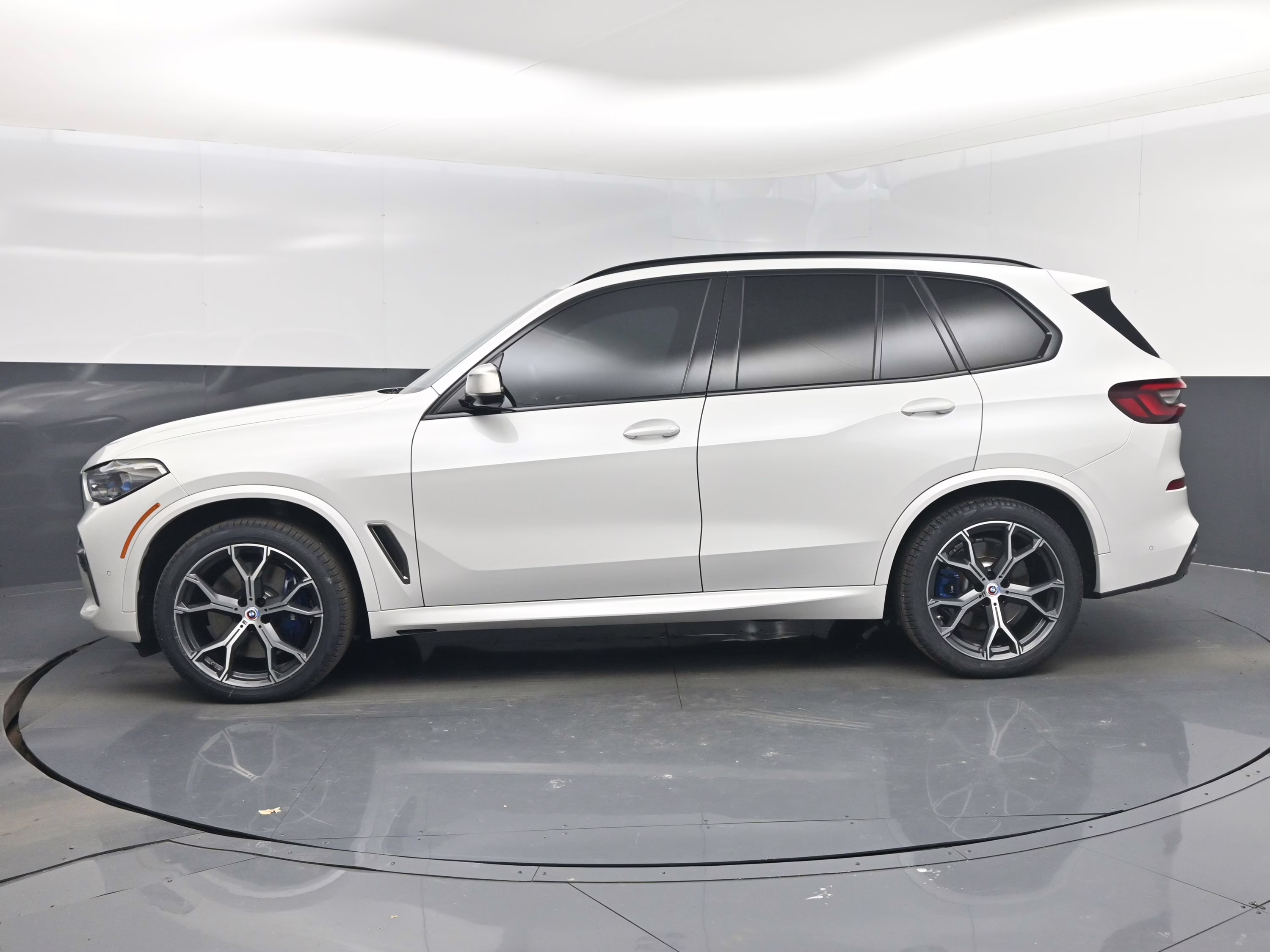 2023 Mineral White Metallic BMW X5 M50i AWD SUV