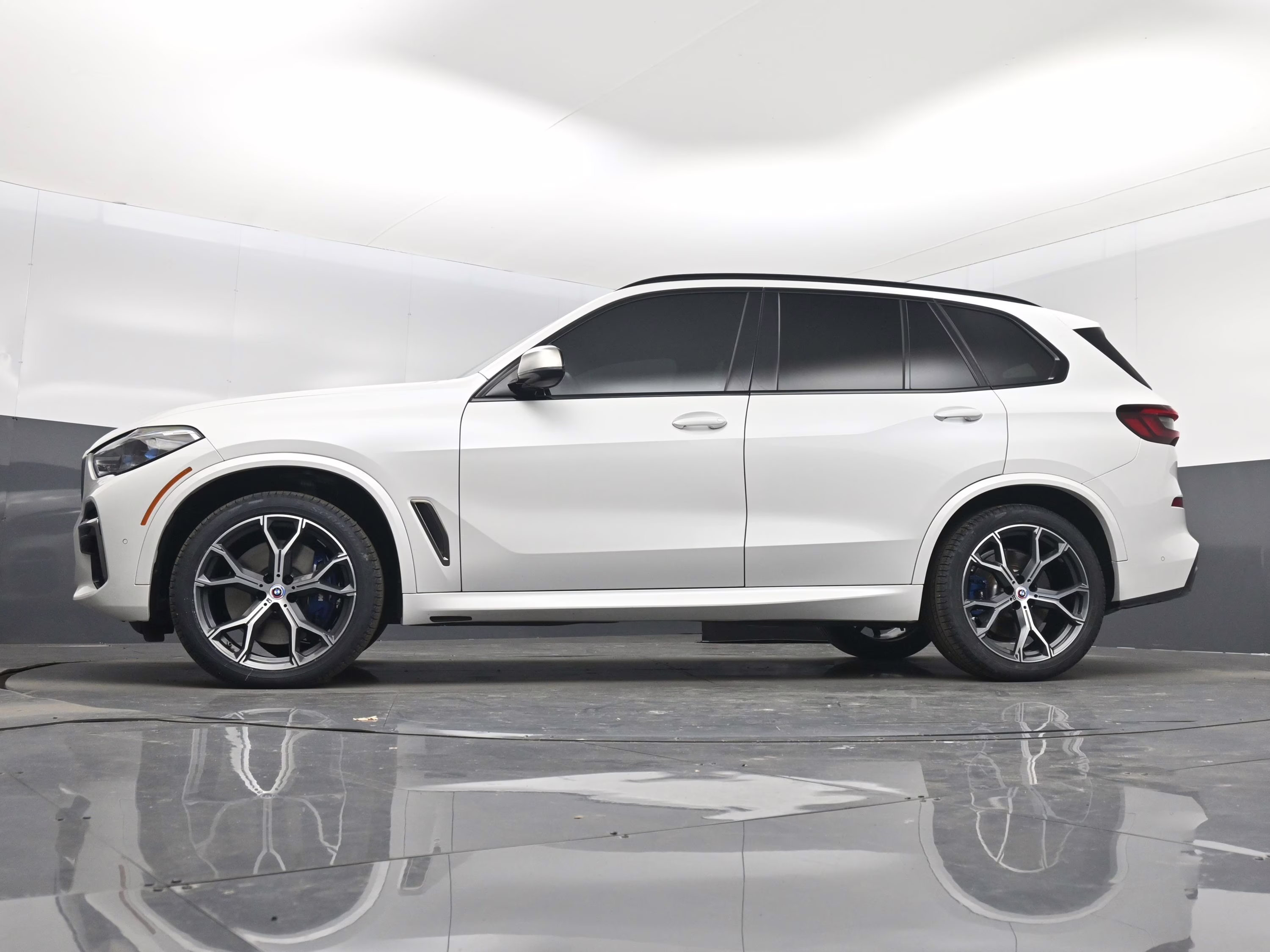 2023 Mineral White Metallic BMW X5 M50i AWD SUV