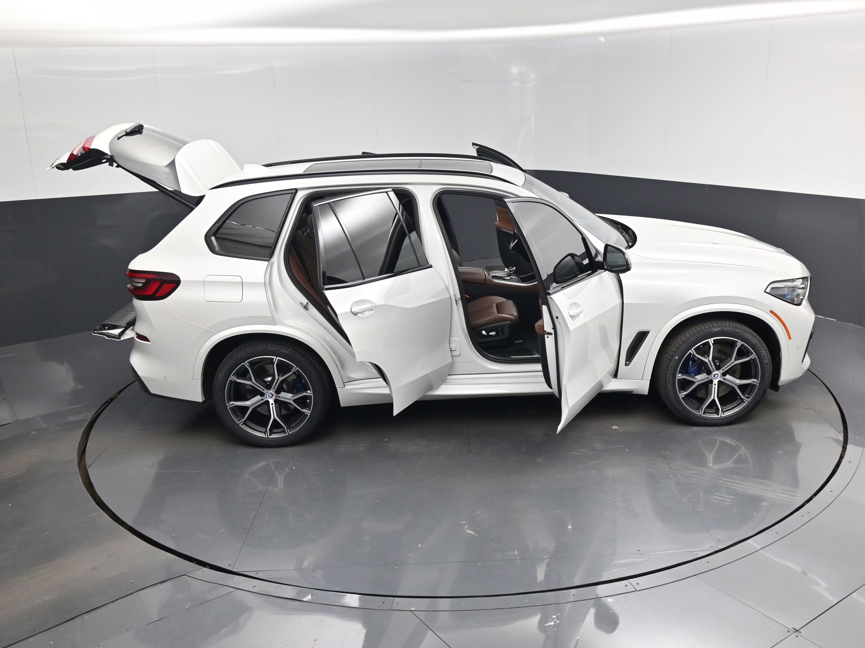 2023 Mineral White Metallic BMW X5 M50i AWD SUV