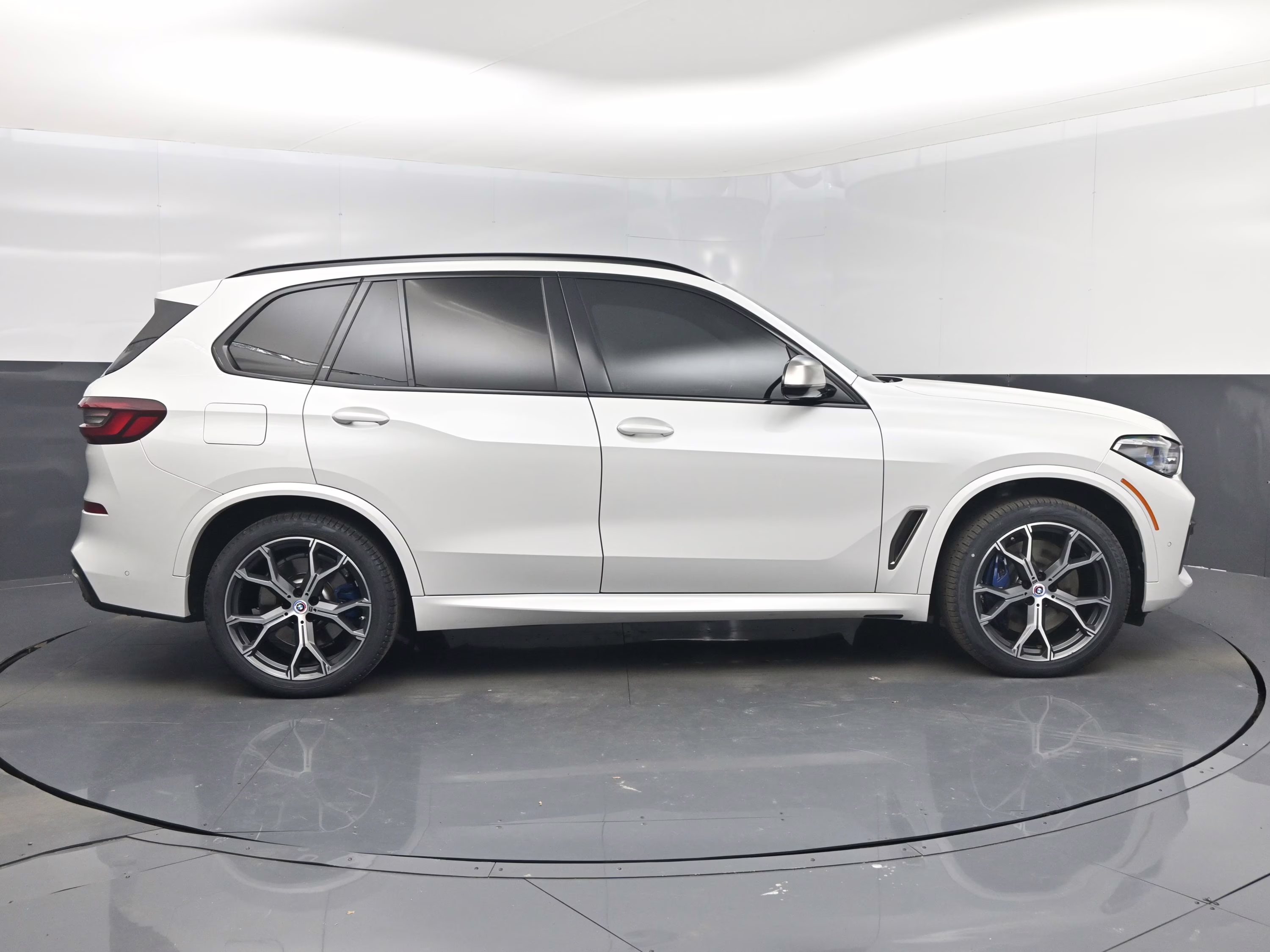 2023 Mineral White Metallic BMW X5 M50i AWD SUV