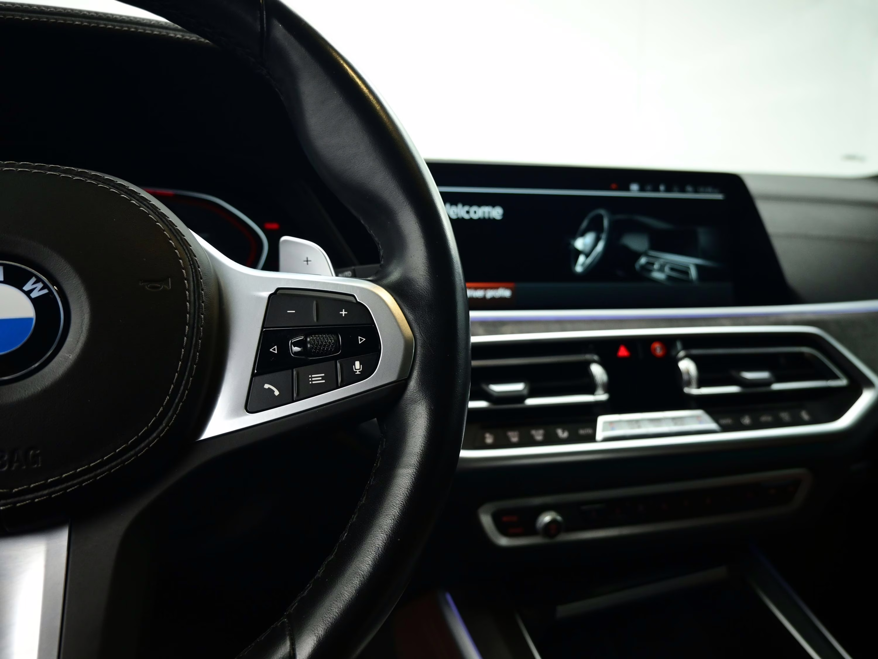 2023 Mineral White Metallic BMW X5 M50i AWD SUV