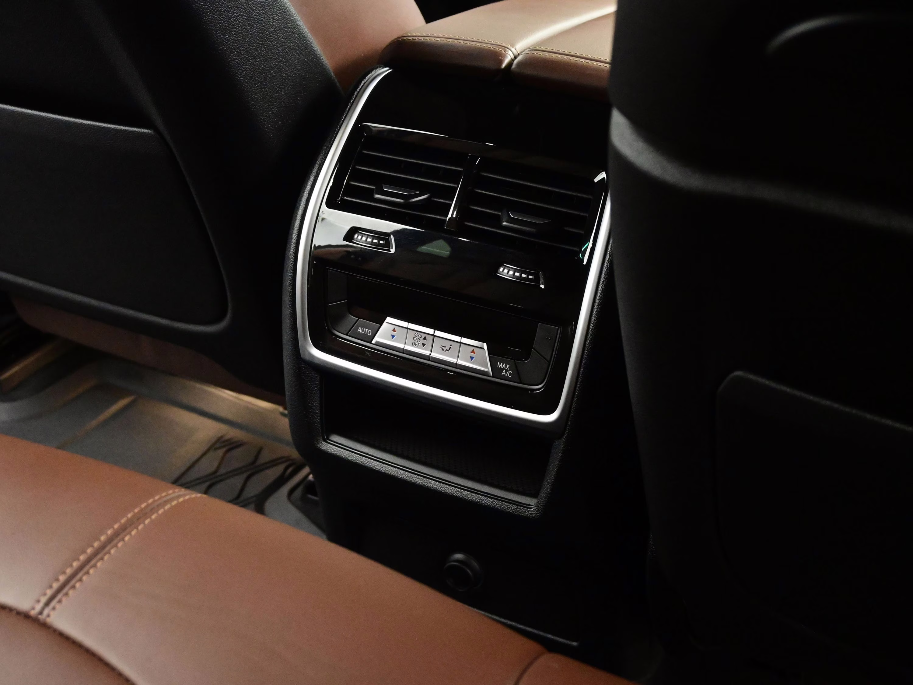 2023 Mineral White Metallic BMW X5 M50i AWD SUV