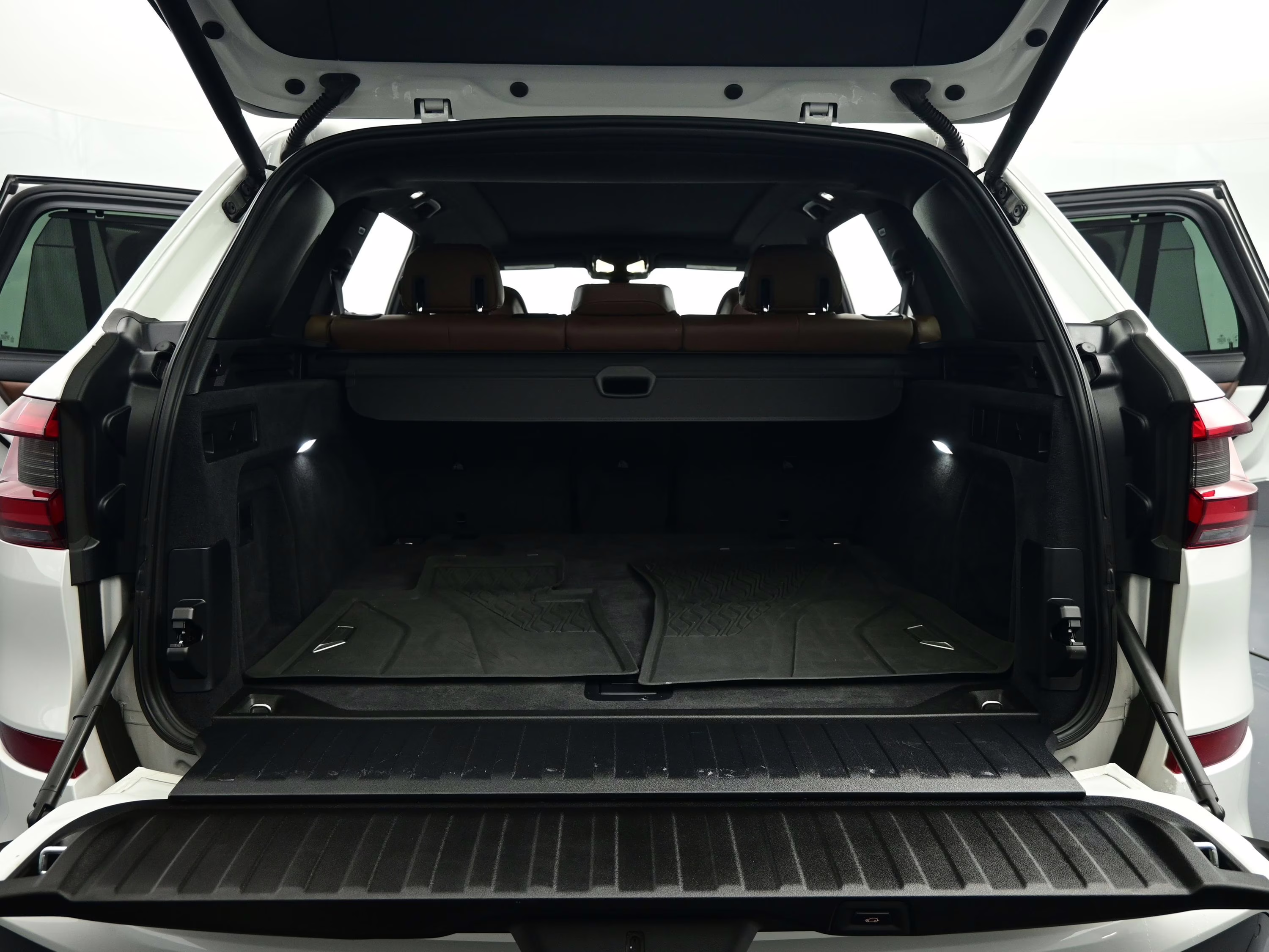 2023 Mineral White Metallic BMW X5 M50i AWD SUV