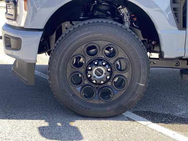 2026 Glacier Gray Metallic Tri-Coat Ford Super Duty F-350 SRW LARIAT 4X4 Truck