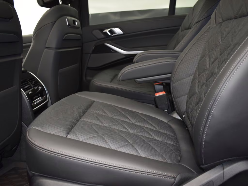 2026 Black Sapphire Metallic BMW X7 xDrive40i AWD SUV