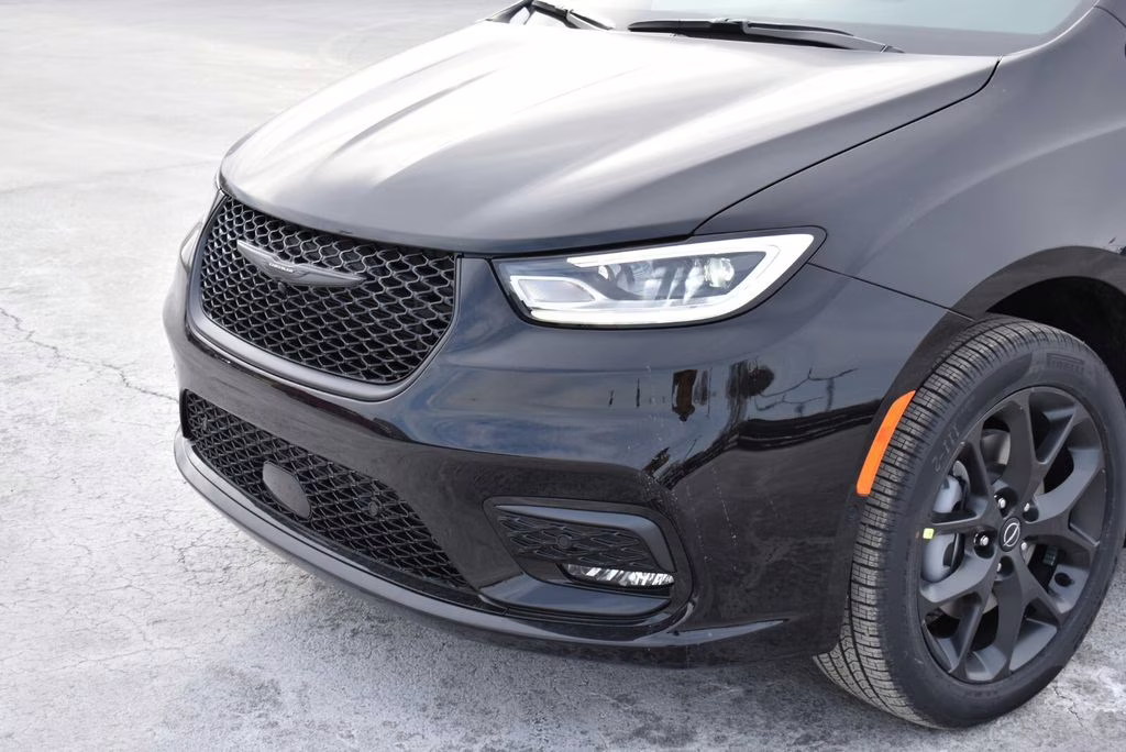2026 Diamond Black Crystal Pearlcoat Chrysler Pacifica Select AWD Van