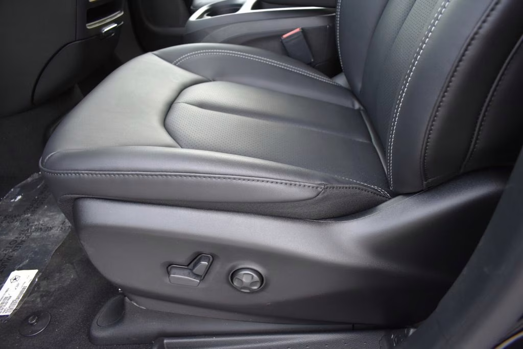 2026 Diamond Black Crystal Pearlcoat Chrysler Pacifica Select AWD Van