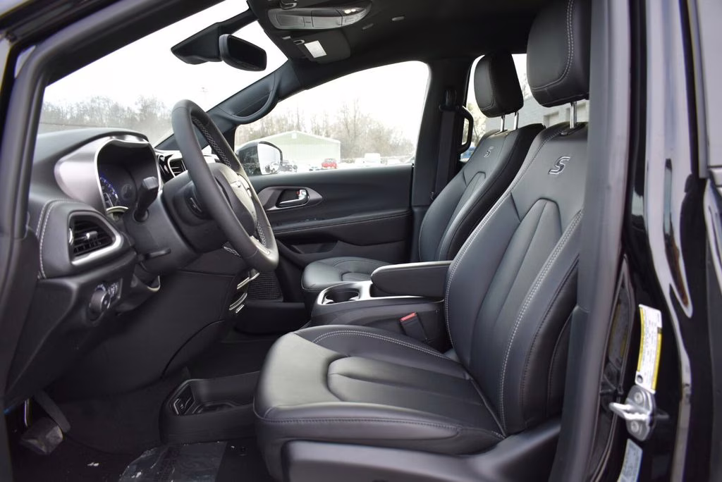 2026 Diamond Black Crystal Pearlcoat Chrysler Pacifica Select AWD Van