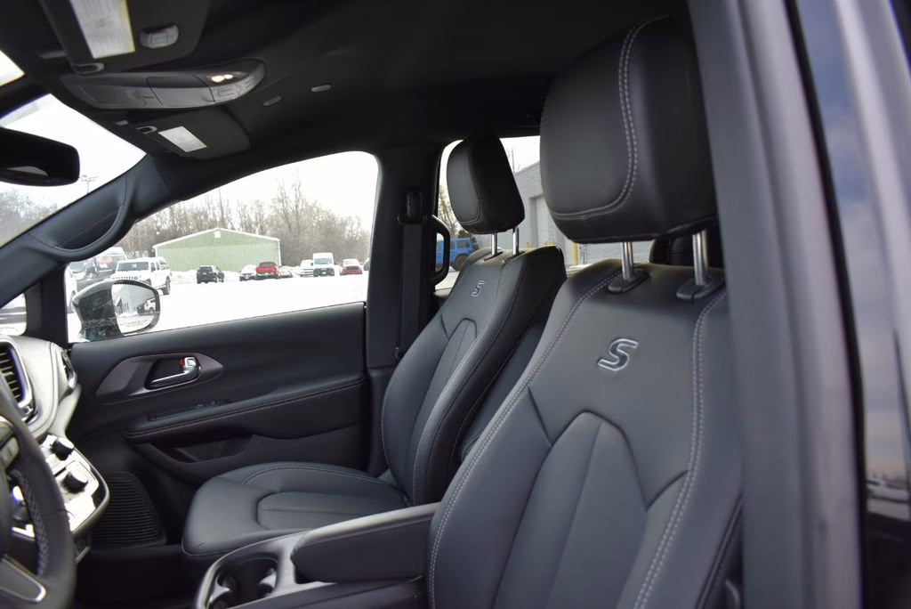 2026 Diamond Black Crystal Pearlcoat Chrysler Pacifica Select AWD Van