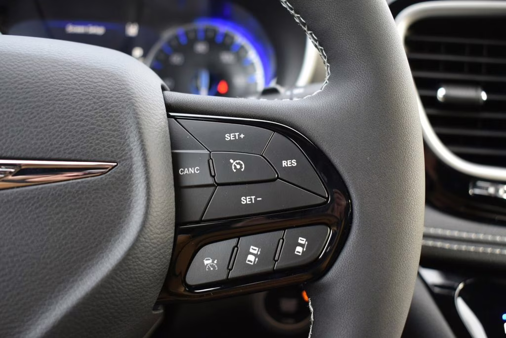 2026 Diamond Black Crystal Pearlcoat Chrysler Pacifica Select AWD Van