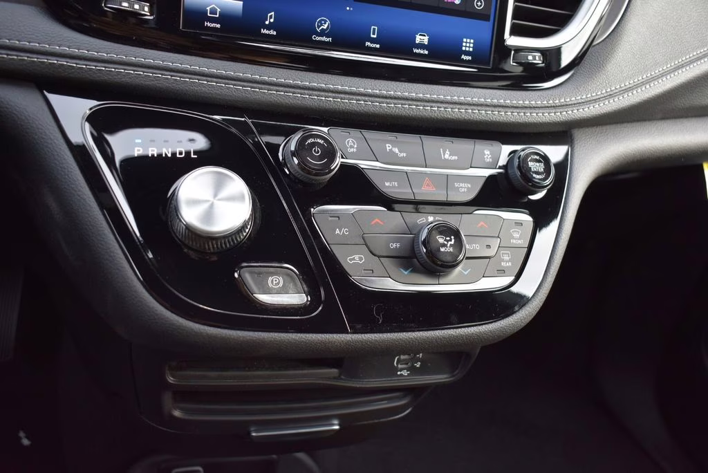 2026 Diamond Black Crystal Pearlcoat Chrysler Pacifica Select AWD Van